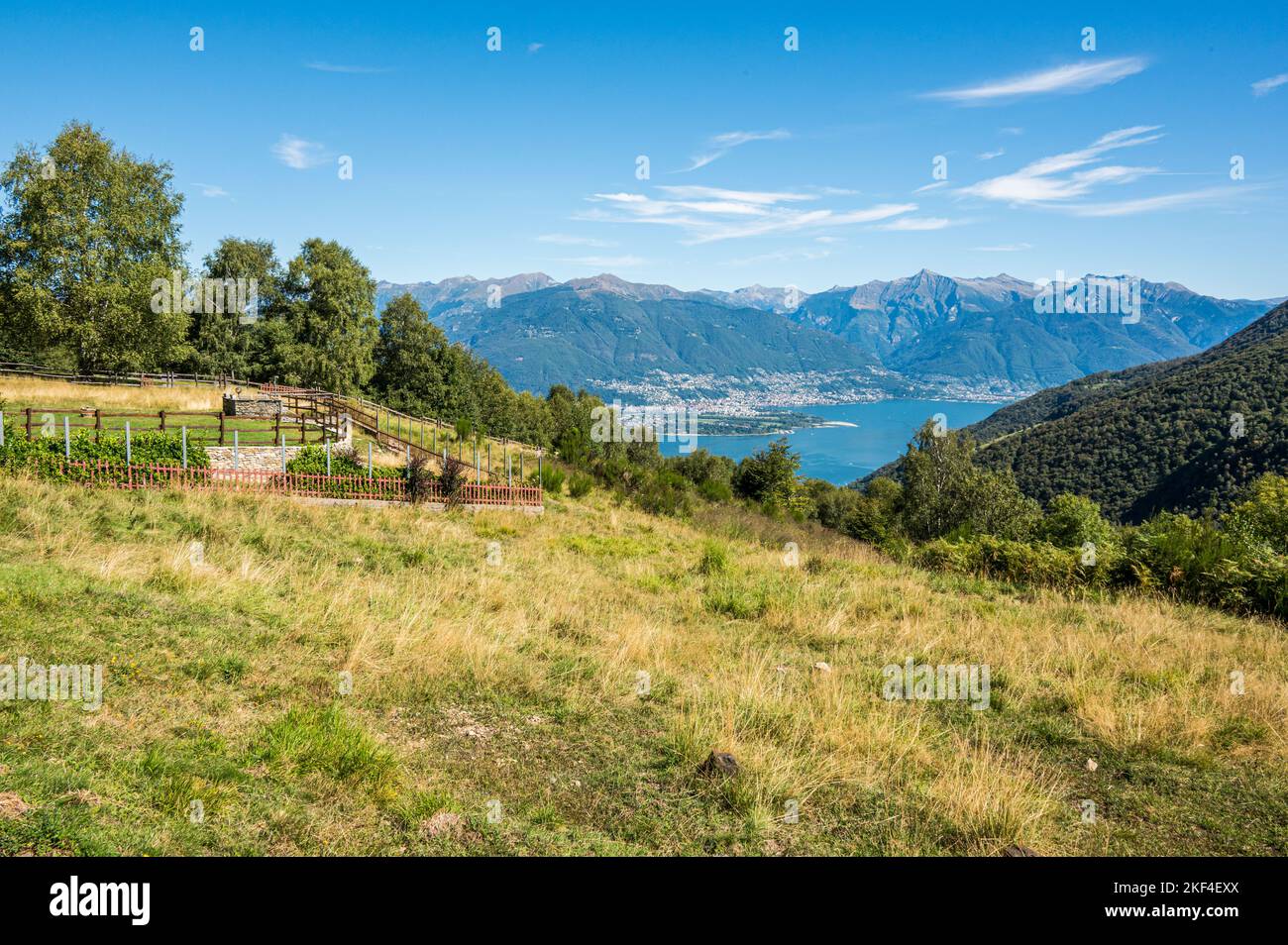 Luftaufnahme von Locarno und den Schweizer Alpen von einer Alm aus ...