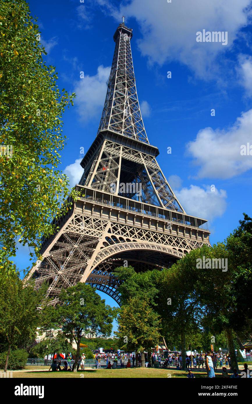 Der Eiffelturm, Paris, Frankreich, Sommer, 330 Meter hoch, Eisenfachwerkturm, Gustav Eiffel, Champ de Mars, Stockfoto