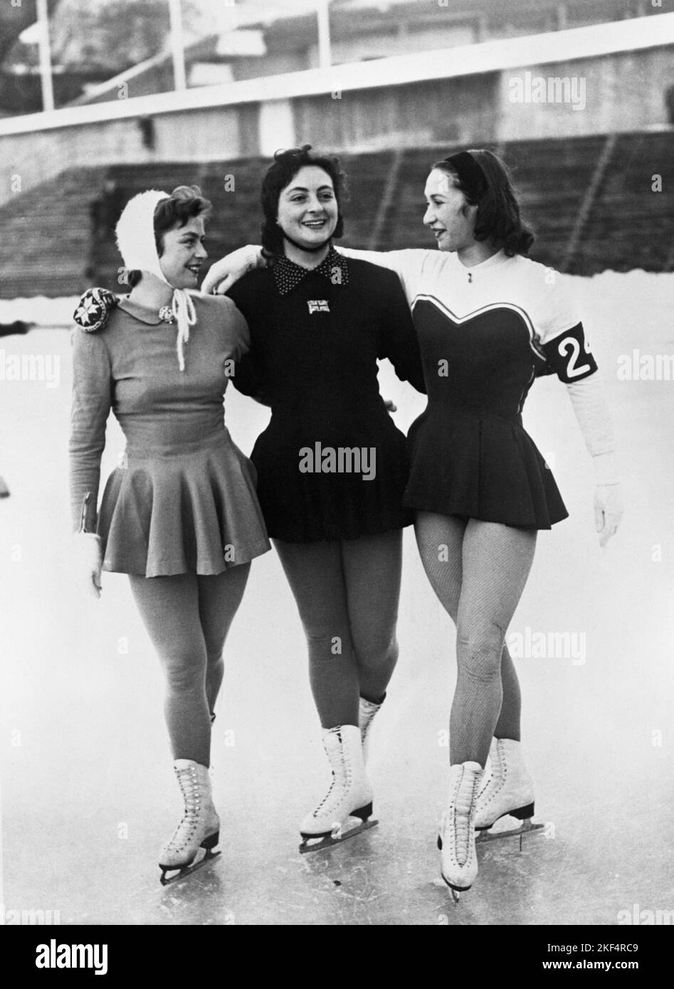 Eiskunstläufer beim Winter 1952 (l-r) Erika Kraft aus Deutschland, Jeannette Altwegg aus Großbritannien und Jaqueline du Bief aus Frankreich. Jeannette Altwegg gewann die Goldmedaille bei den Damen-Singles. Stockfoto
