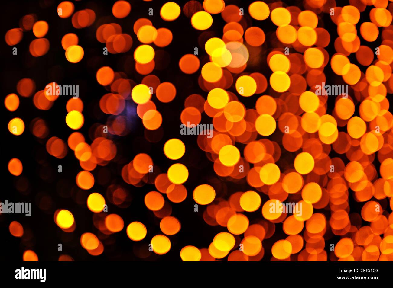 Gelbes Bokeh auf dunklem Hintergrund Stockfoto