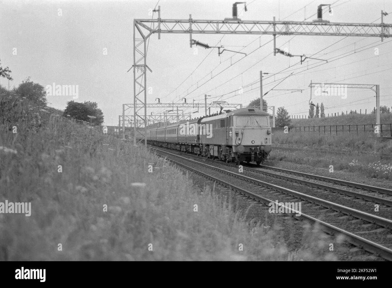 Original britische Eisenbahn elektrische Lokomotive Baureihe 87 Nummer 87025 auf Personenverkehr in der Nähe von Rugby Ende 1970s Anfang 1980s Stockfoto