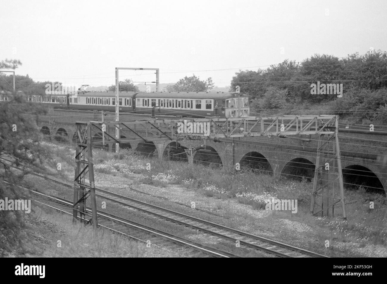 Ursprünglicher britischer Schienenelektrikoantrieb im Personenverkehr in der Nähe von Rugby Ende 1970s Anfang 1980s Stockfoto
