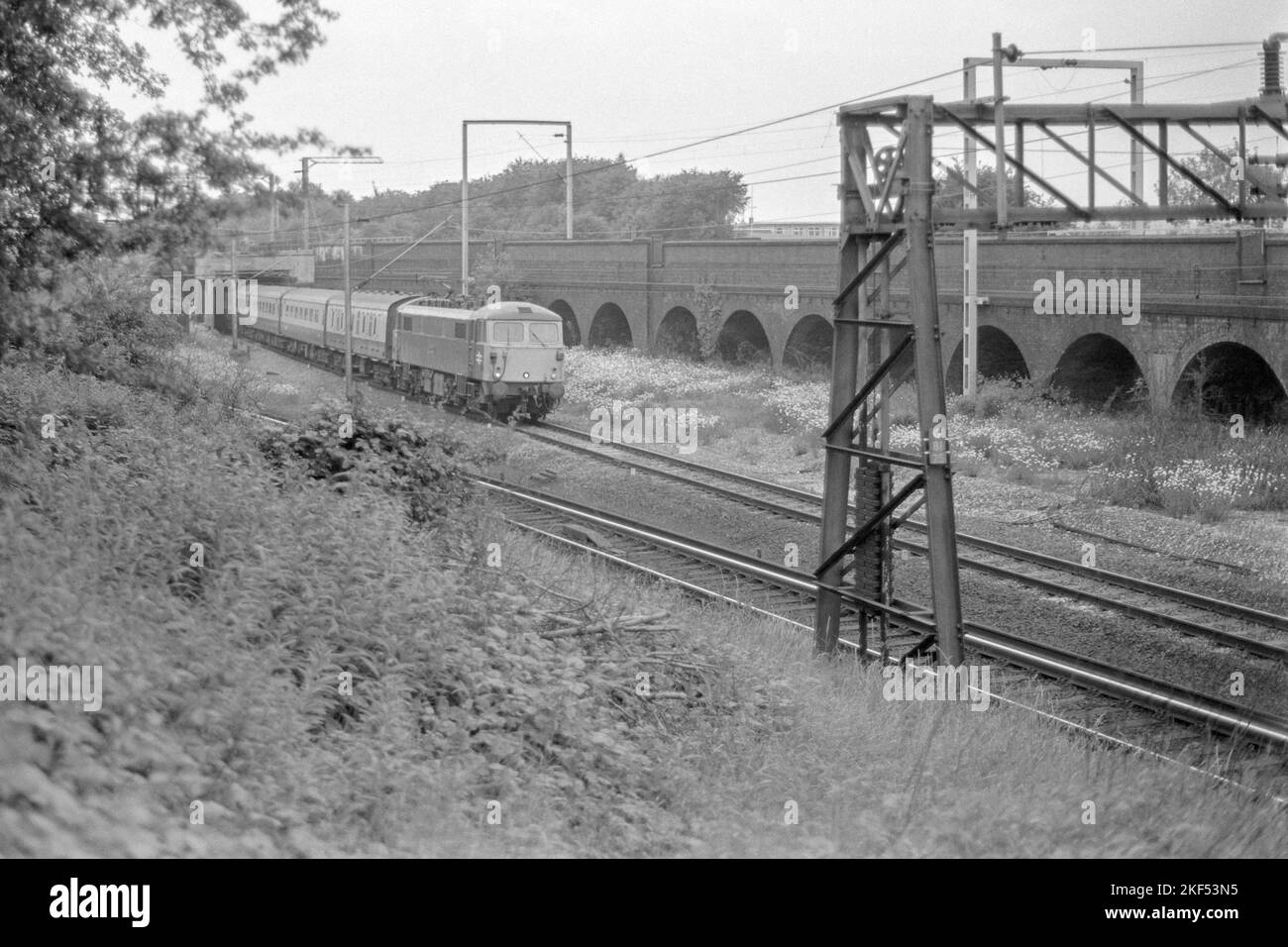 Original britische Eisenbahn-E-Lokomotive der Baureihe 87 im Personenverkehr in der Nähe von Rugby Ende 1970s Anfang 1980s Stockfoto