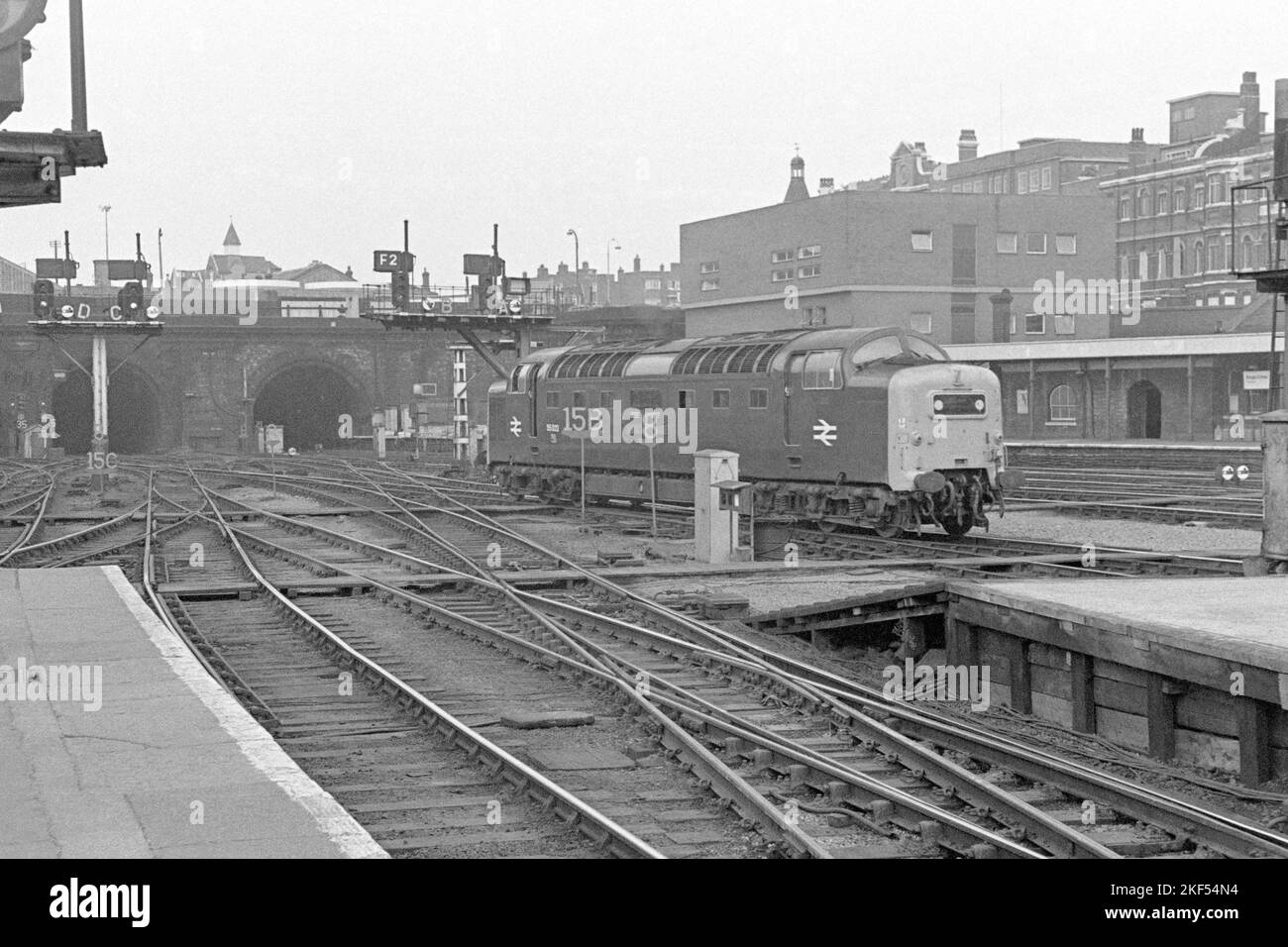 Original britische Eisenbahn Diesel Lokomotive Baureihe 55 Deltic Nummer 55022 Royal scots grau Könige Cross Station Ende 1970s Anfang 1980s Stockfoto