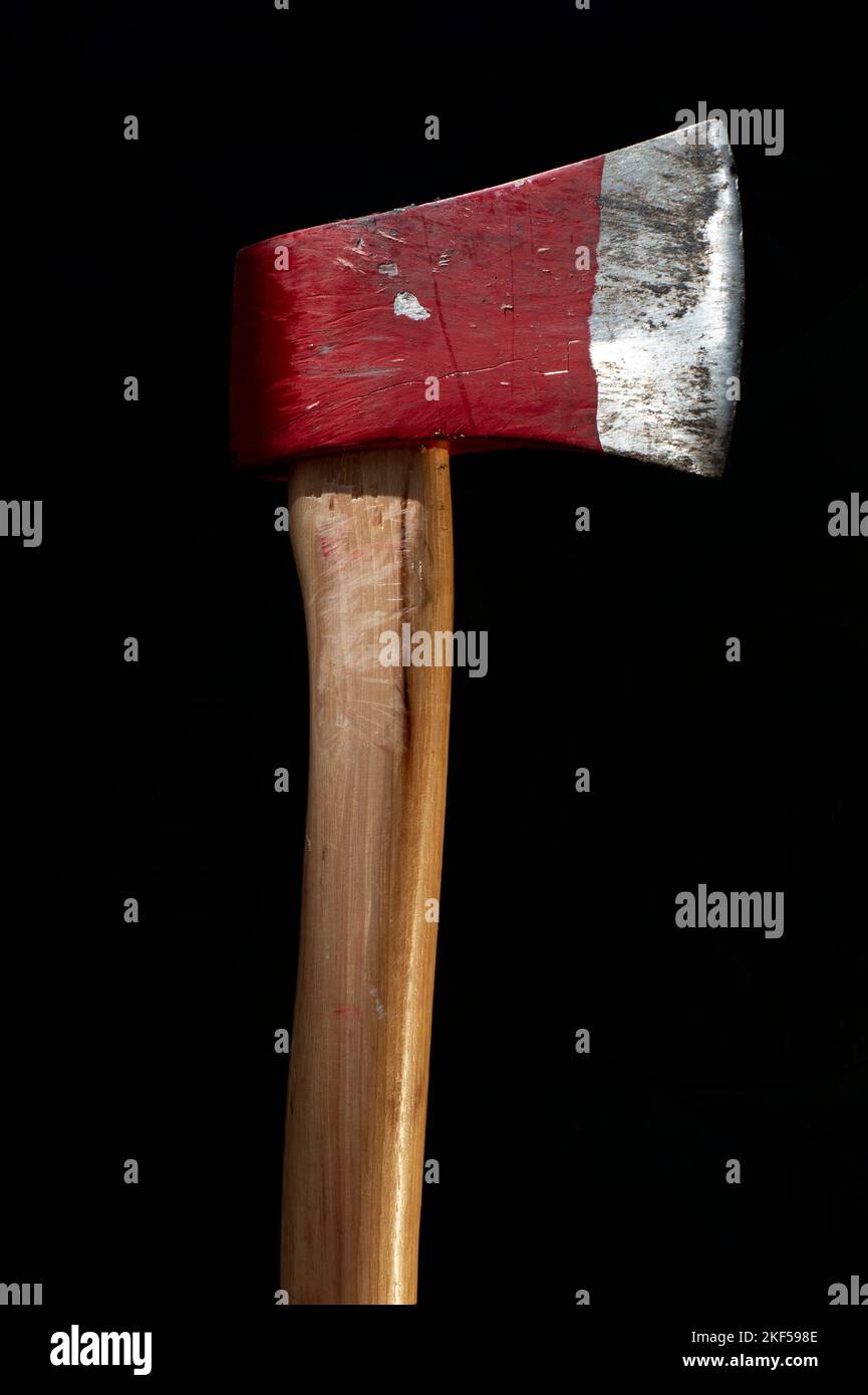 Ein gebrauchter Axtkopf mit roter Klinge Stockfoto