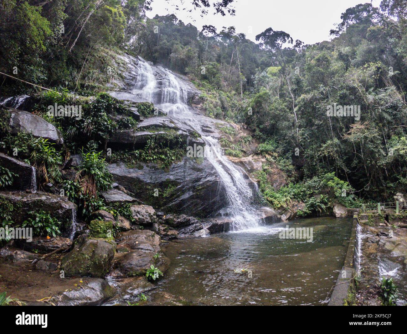 Taunay Wasserfall im Tijuca Nationalpark in Rio de Janeiro, Brasilien. Stockfoto