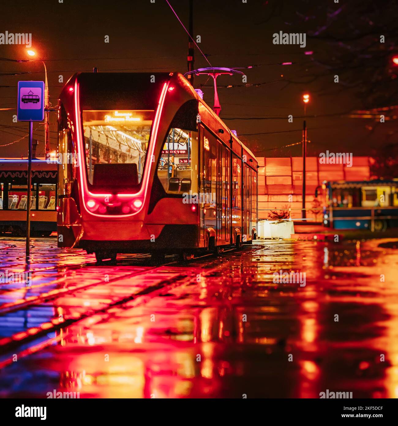 City Night Tram, Tram Endstation, City Lights Beleuchtung, selektive Fokussierung. Konzept der öffentlichen Verkehrsmittel Stockfoto