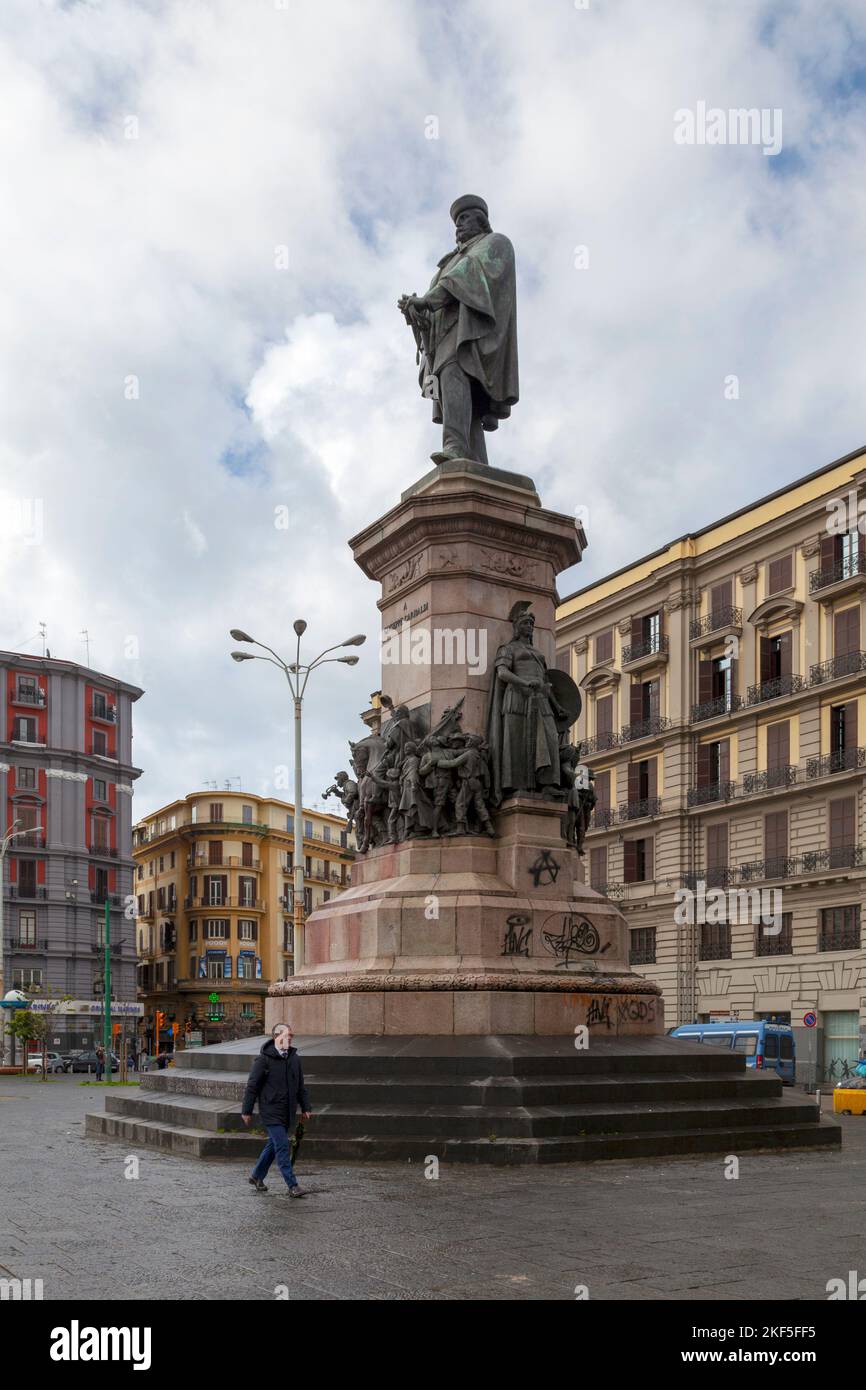 Neapel, Italien - März 19 2018: Denkmal für Giuseppe Garibaldi auf dem Marktplatz gegenüber dem Hauptbahnhof von Napoli Centrale. Stockfoto