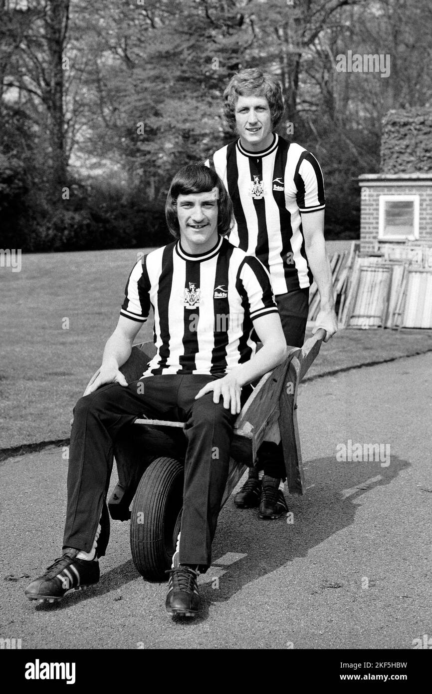 Pat Howard von Newcastle United (r) gibt Teamkollegen Terry McDermott