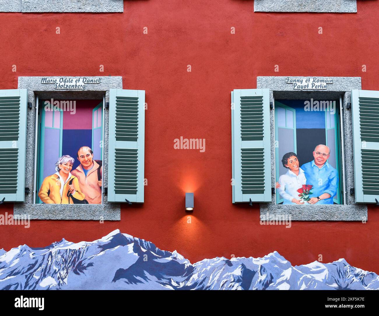 Farbenfrohes Wandgemälde an der Fassade eines Gebäudes im historischen Zentrum von Chamonix, Haute-Savoie, Frankreich Stockfoto