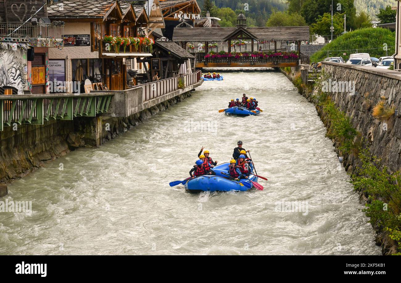 Rafting auf dem Fluss Arve durch das Zentrum der Alpenstadt im Sommer, Chamonix, Haute Savoie, Frankreich Stockfoto