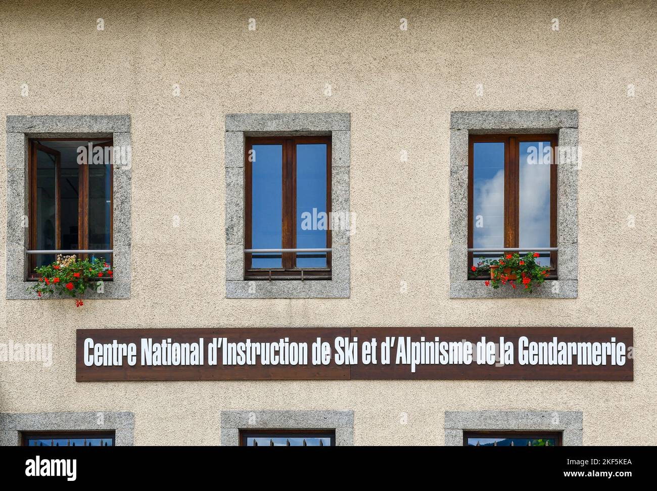 Außenansicht und Schild des National Ski and Mountaineering Training Centre der Gendarmerie, Chamonix, Haute Savoie, Frankreich Stockfoto