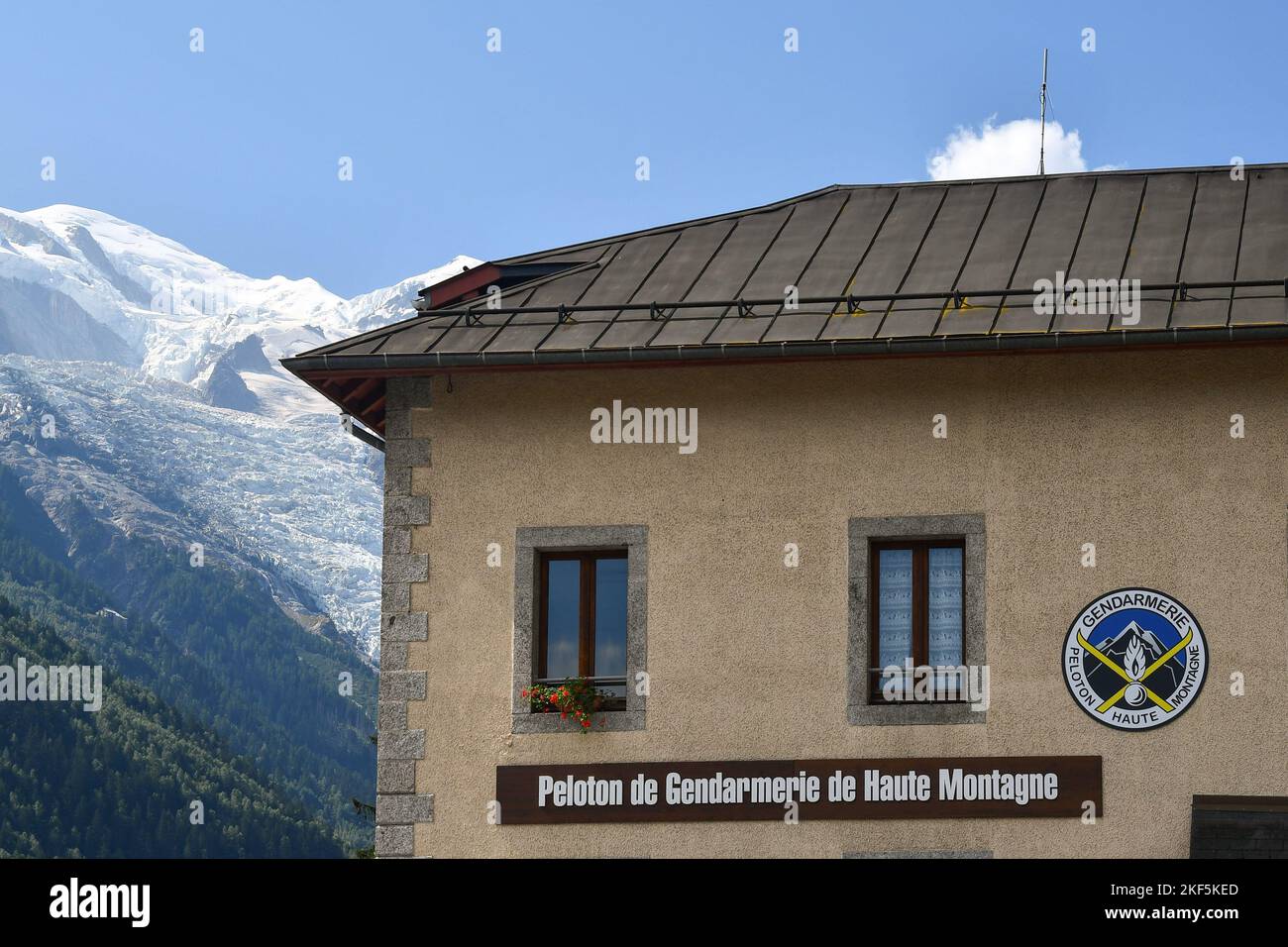 Chamonix High Mountain Rescue Building mit schneebedeckten Mont Blanc Gipfel im Hintergrund, Chamonix, Haute Savoie, Frankreich Stockfoto