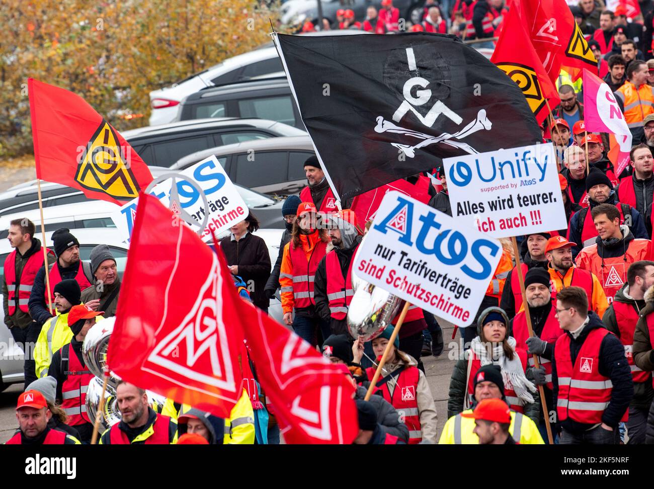 Hamburg, Deutschland. 16.. November 2022. Arbeiter in der Metall- und Elektroindustrie gehen während einer Demonstration durch den Fischmarkt und halten Schilder mit der Aufschrift „nur Tarifverträge sind Schutzschilde“ und „alles wird teurer. Ich auch!!!“ Einen Tag vor der potenziell entscheidenden Verhandlungsrunde im Lohnstreit haben Tausende von Arbeitnehmern im Norden den Druck auf die Arbeitgeber mit einem Warnstreik noch einmal erhöht. (To dpa 'Metallindustrie-Zölle schlägt vor') Quelle: Daniel Bockwoldt/dpa/Daniel Bockwoldt/dpa/Alamy Live News Stockfoto