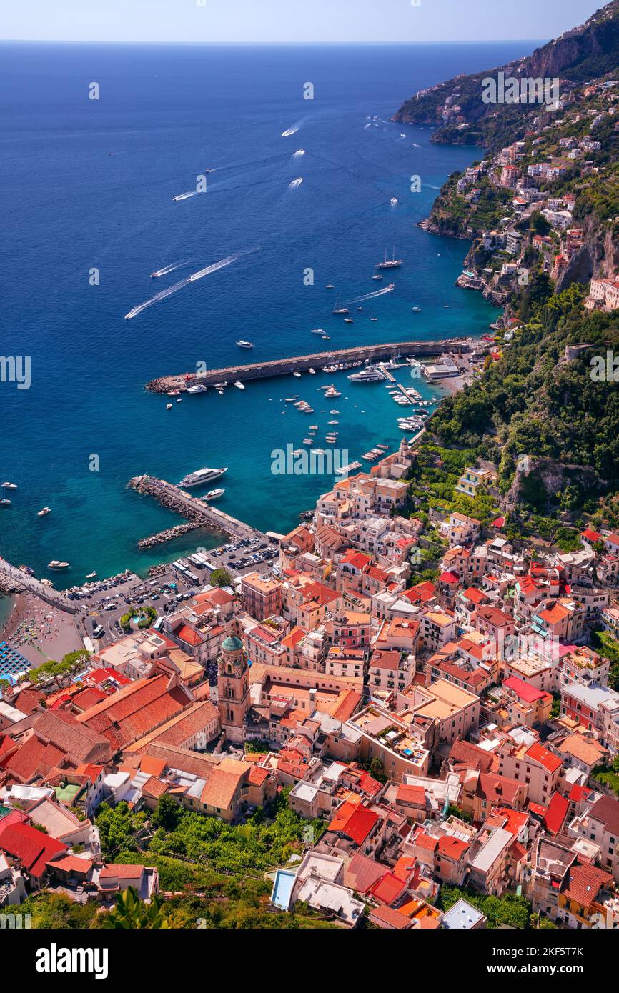 Amalfi, Italien. Unvergleichliches Stadtbild der berühmten Stadt Amalfi an der Amalfiküste, Italien am sonnigen Sommertag. Stockfoto
