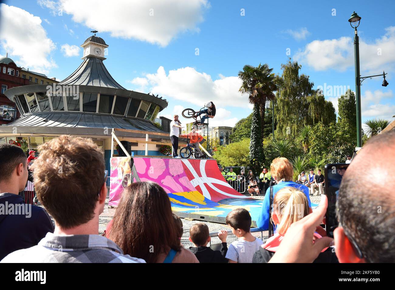 BMX Stuntfahrer-Ausstellung auf dem Bournemouth Square Stockfoto