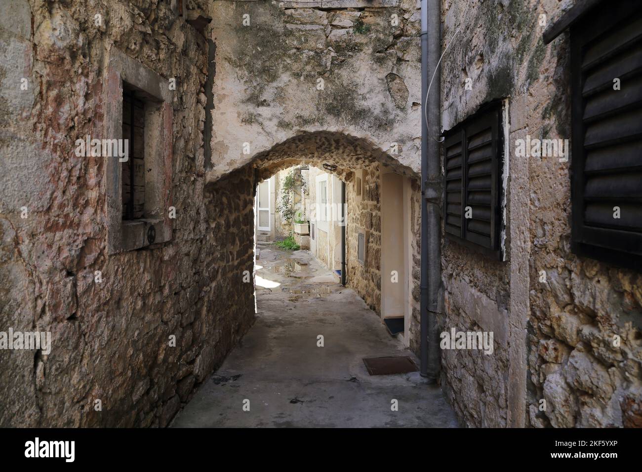 6. SEPTEMBER 2016: Dies ist eine der Gassen des alten historischen Teils der kleinen kroatischen Küstenstadt. Stockfoto 6. SEPTEMBER 2016: Dies ist eine der Gassen des alten historischen Teils der kleinen kroatischen Küstenstadt. Stockfoto