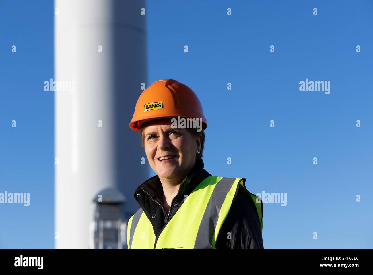 Erste Ministerin Nicola Sturgeon bei einem Besuch im Windpark Kype Muir in der Nähe von Strathaven, South Lanarkshire, um die Netzverbindung der höchsten Windkraftanlage Großbritanniens zu markieren. Bilddatum: Mittwoch, 16. November 2022. Stockfoto