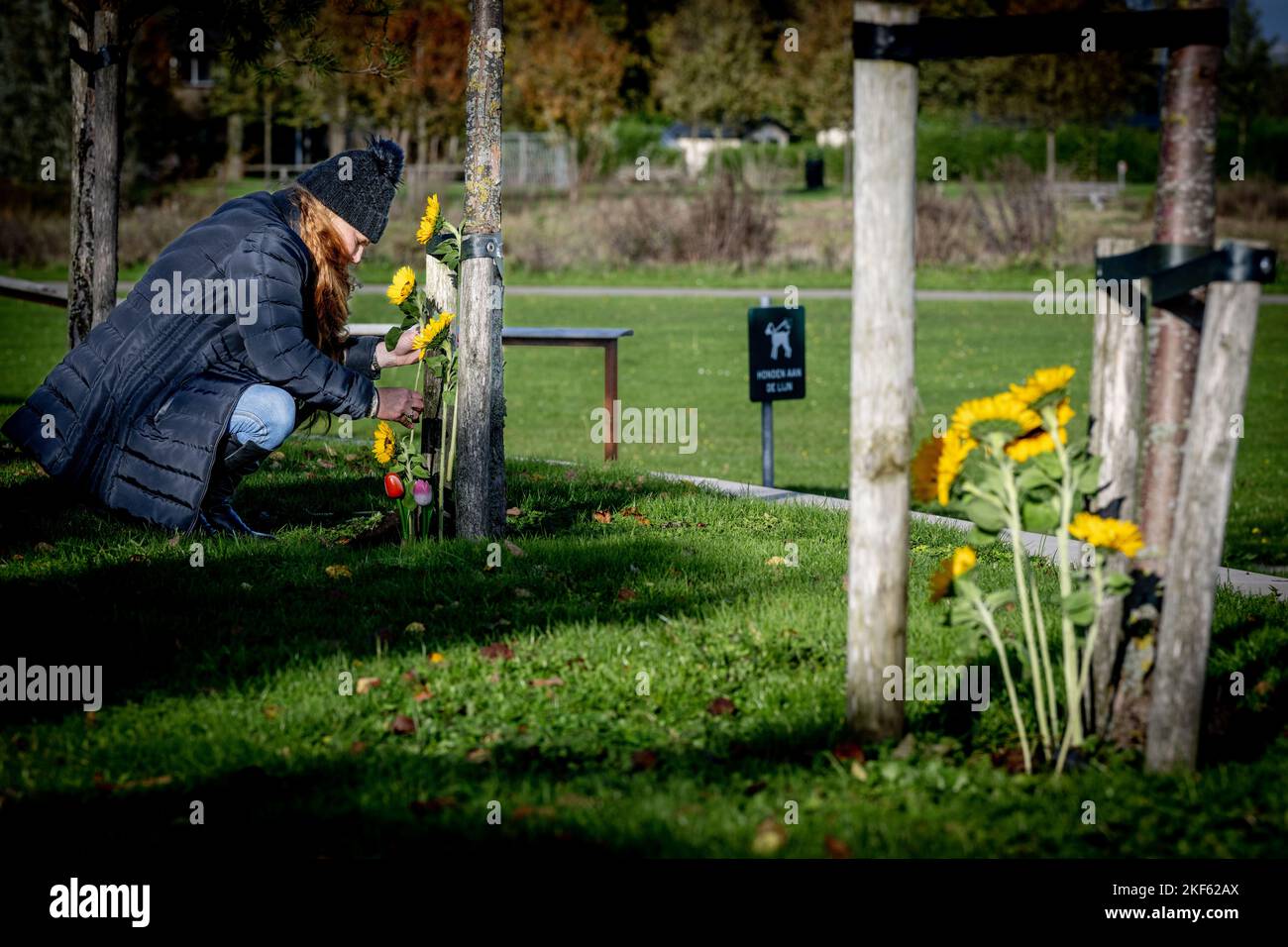 Vijhuizen, Niederlande. 16.. November 2022. VIJFHUIZEN - Australische Verwandte am National Monument MH17. Im Gericht in Schiphol urteilst das Gericht im Strafverfahren gegen die vier Männer, die der Verwicklung in den Abschuss von Flug MH17 verdächtigt werden. Alle 298 Menschen an Bord wurden getötet. ANP ROBIN UTRECHT netherlands Out - belgium Out Credit: ANP/Alamy Live News Stockfoto