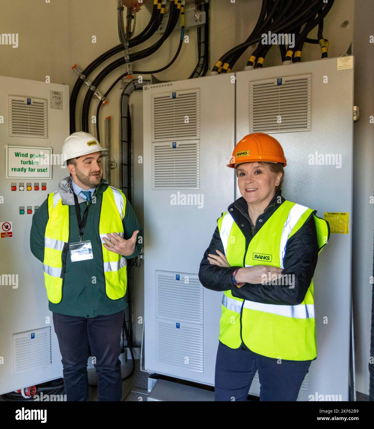 Erste Ministerin Nicola Sturgeon in einer Turbine mit Gordon Thomson, Leiter der Projekte bei Banks Renewables, während sie den Windpark Kype Muir in der Nähe von Strathaven, South Lanarkshire, besucht, um die Netzverbindung der höchsten Windkraftanlage Großbritanniens zu markieren. Bilddatum: Mittwoch, 16. November 2022. Stockfoto