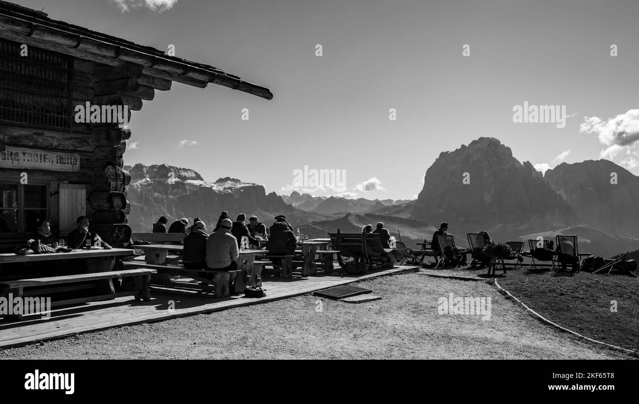 Holzhütte gegen Dolomitengipfel in Italien Stockfoto