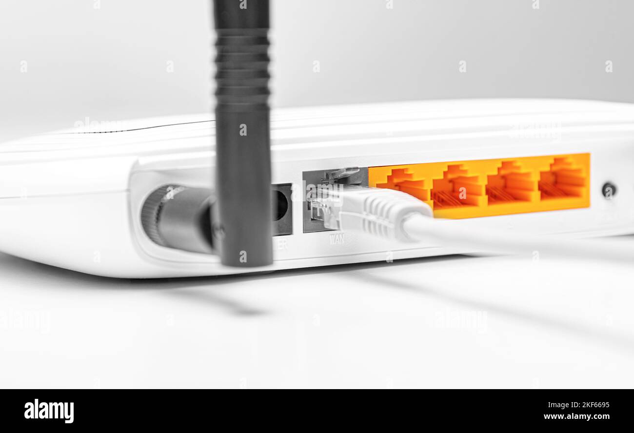 Weißer Wi-Fi-Router für den Anschluss von Geräten an das Internet. Stockfoto