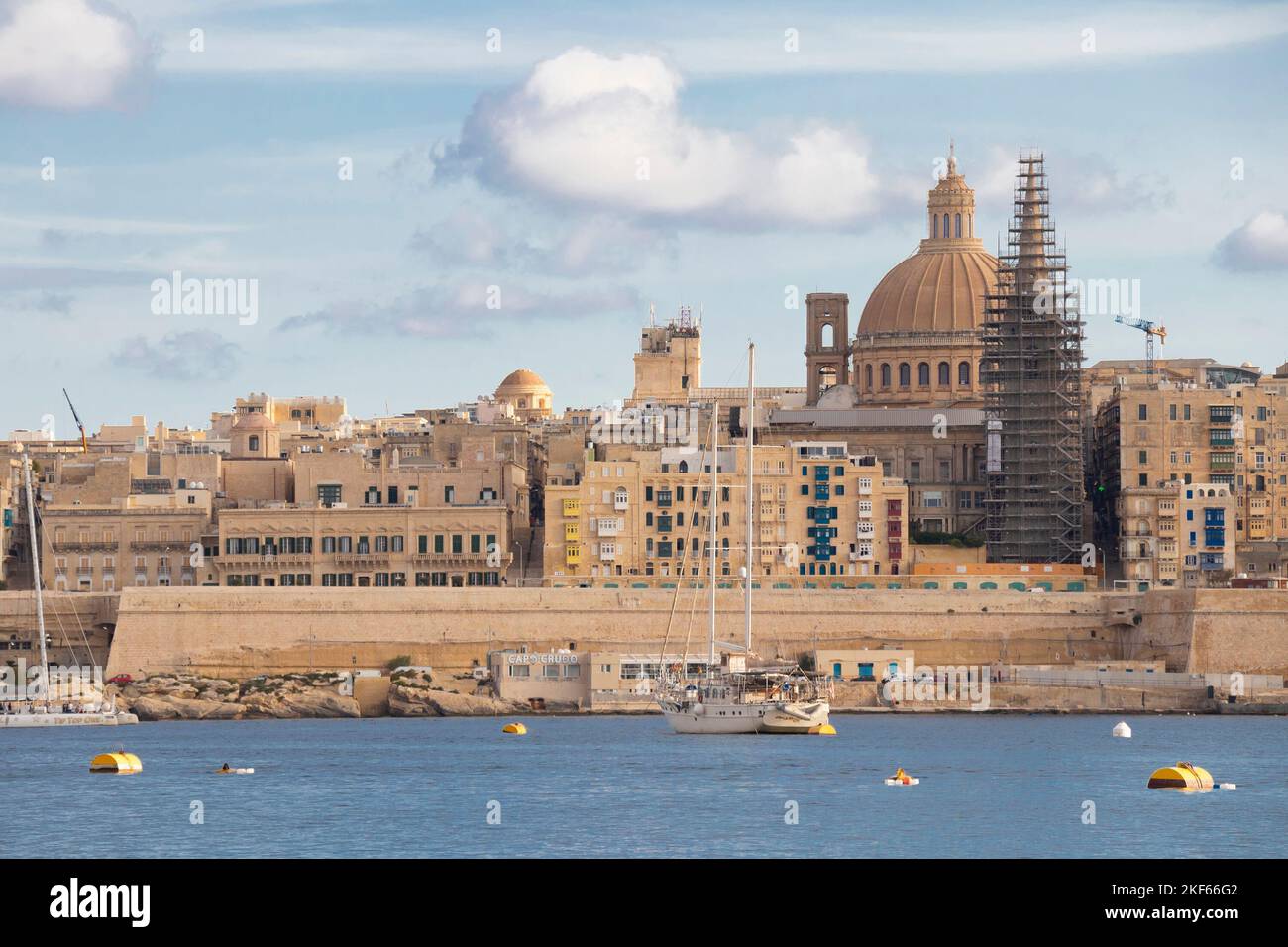 Valletta, Malta - 11. November 2022: Panoramablick auf die Hauptstadt von Sliema, mit einem Segelboot und Glockenturm in Restaurierung, auf einem sonnigen Clo Stockfoto