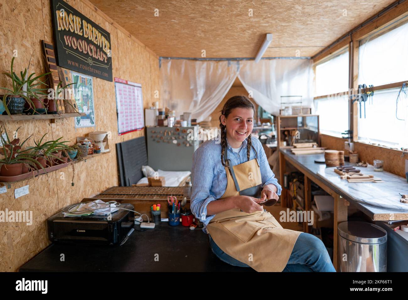 Rosie Brewer, Holzschnitzer-Künstlerin Stockfoto