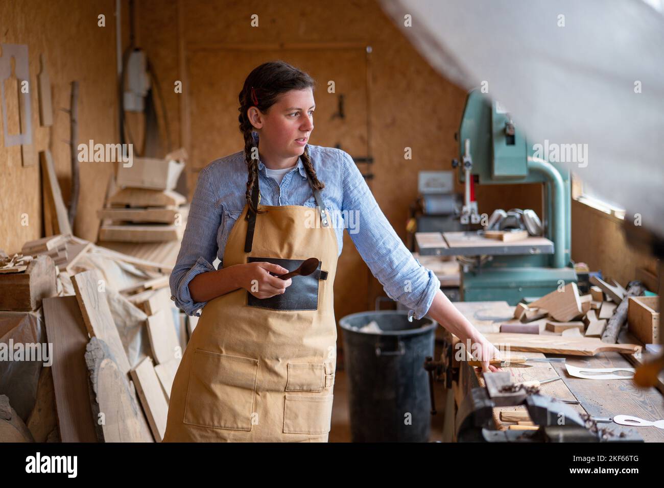 Rosie Brewer, Holzschnitzer-Künstlerin Stockfoto