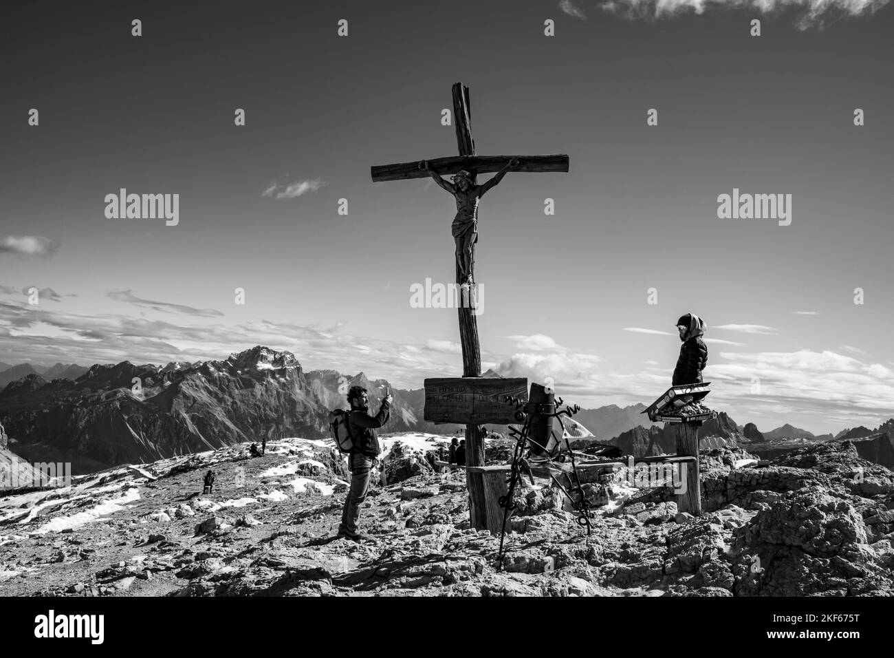 Menschen stehen auf dem Dolomitengipfel von Lagazuoi Italien Stockfoto