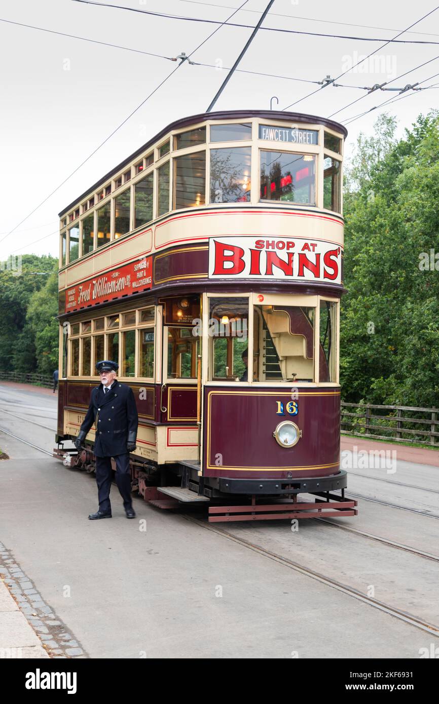 Edwardianische Straßenbahn im Beamish Museum, Durham, Großbritannien Stockfoto