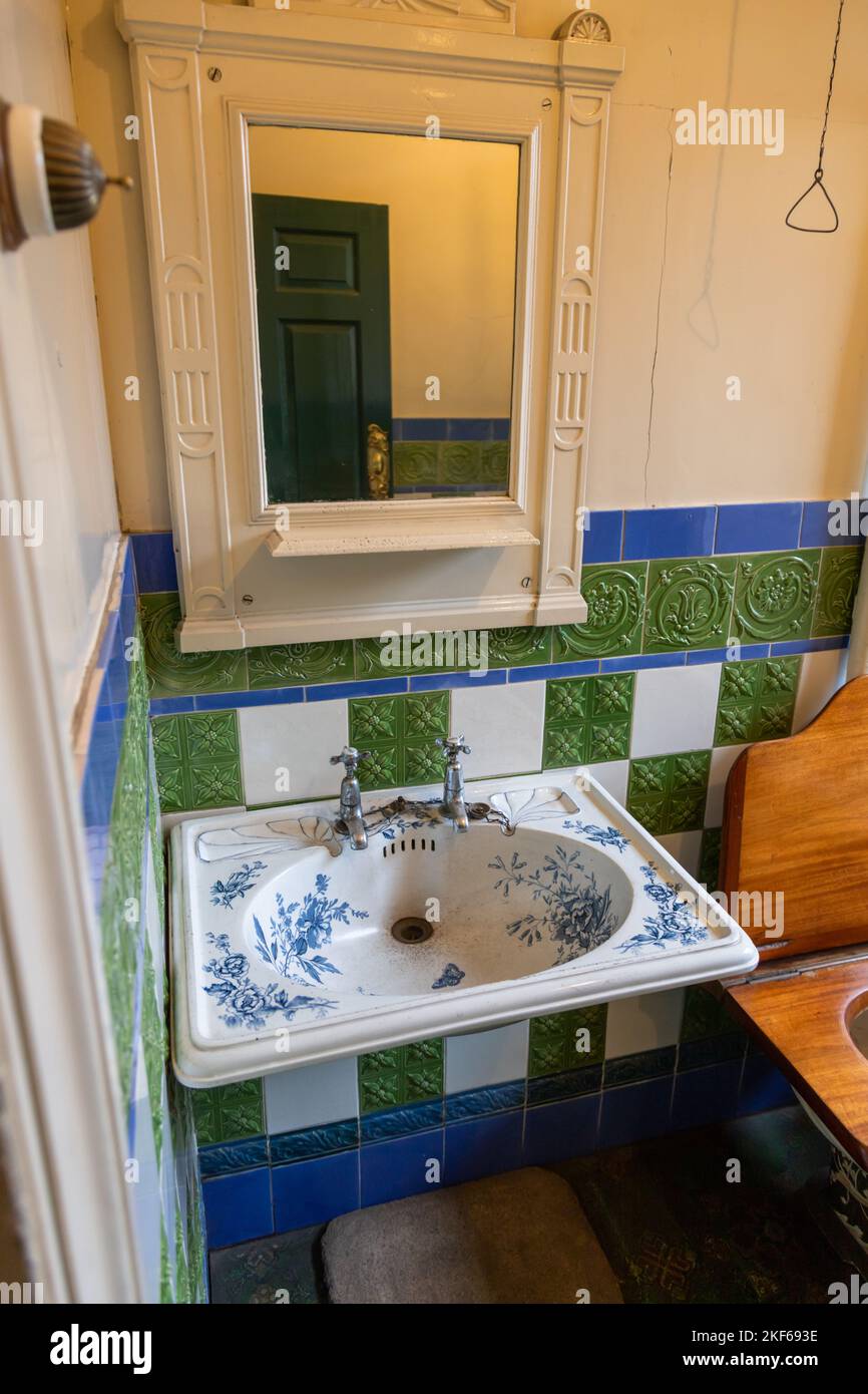 Badezimmer mit Waschbecken und Spiegel aus dem frühen 20. Jahrhundert, Großbritannien Stockfoto