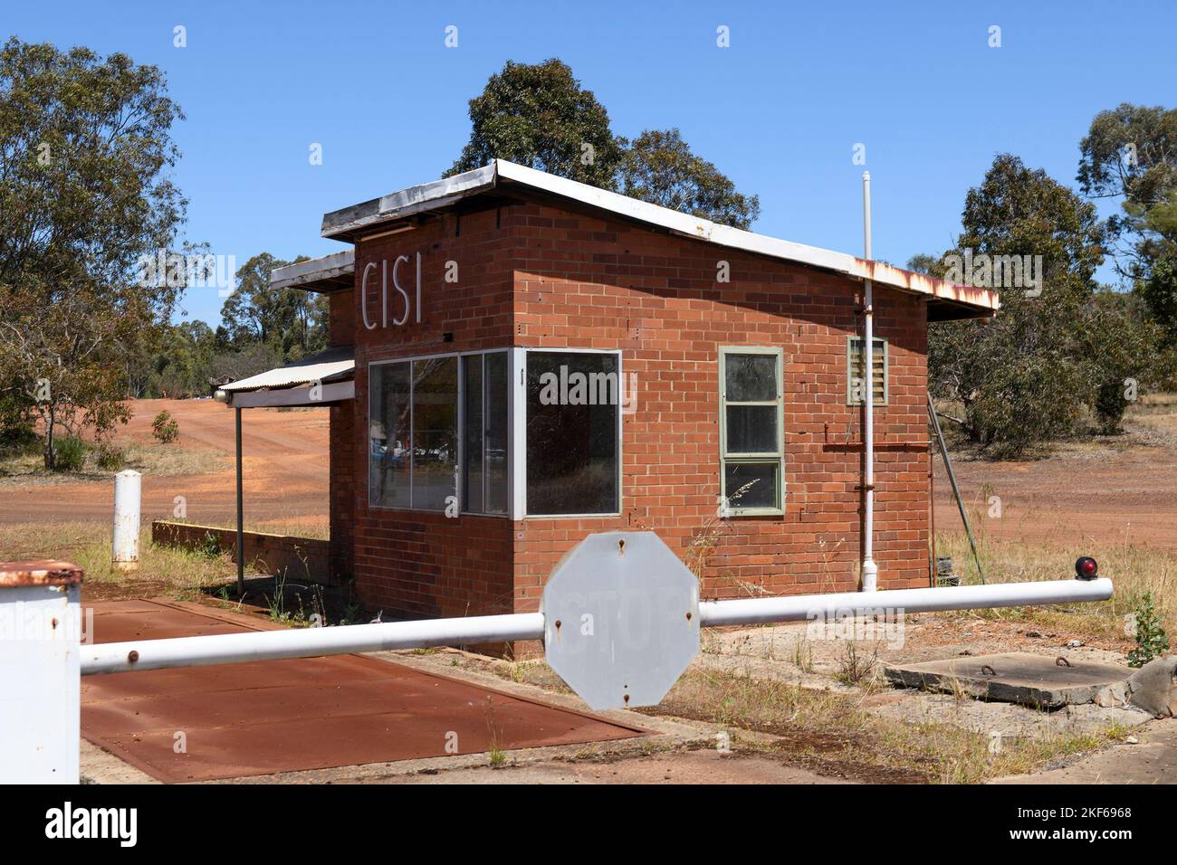 Boom-Gate, Wiegebrücke und Out-Building der inzwischen nicht mehr existierenden Wundowie Charcoal Iron and Steel Industry (CISI). Wundowie, Westaustralien Stockfoto