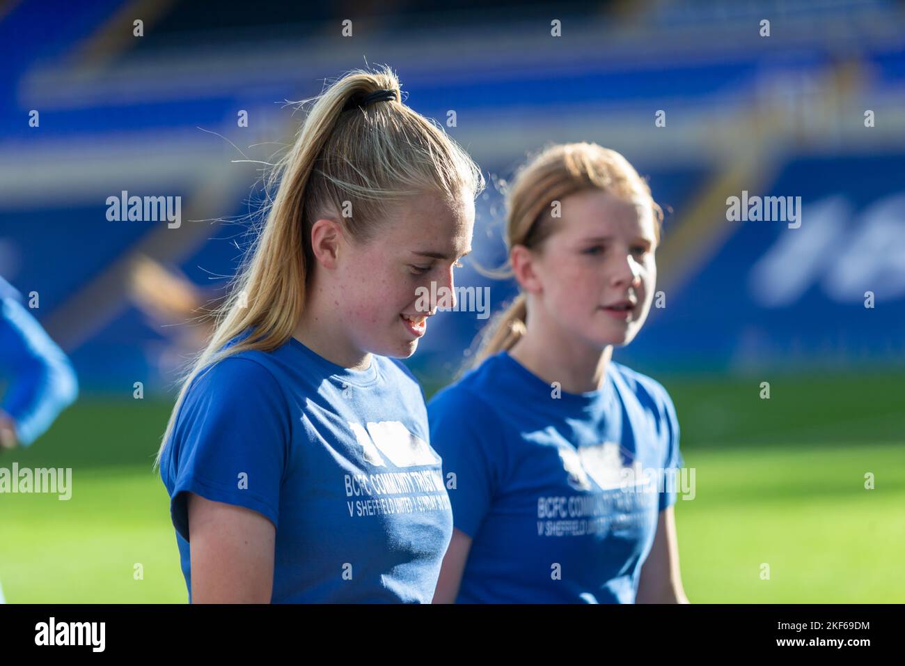 Abi Cowie und Delphi Cole, junge Profifußballspielerinnen, Großbritannien, 2022 Stockfoto