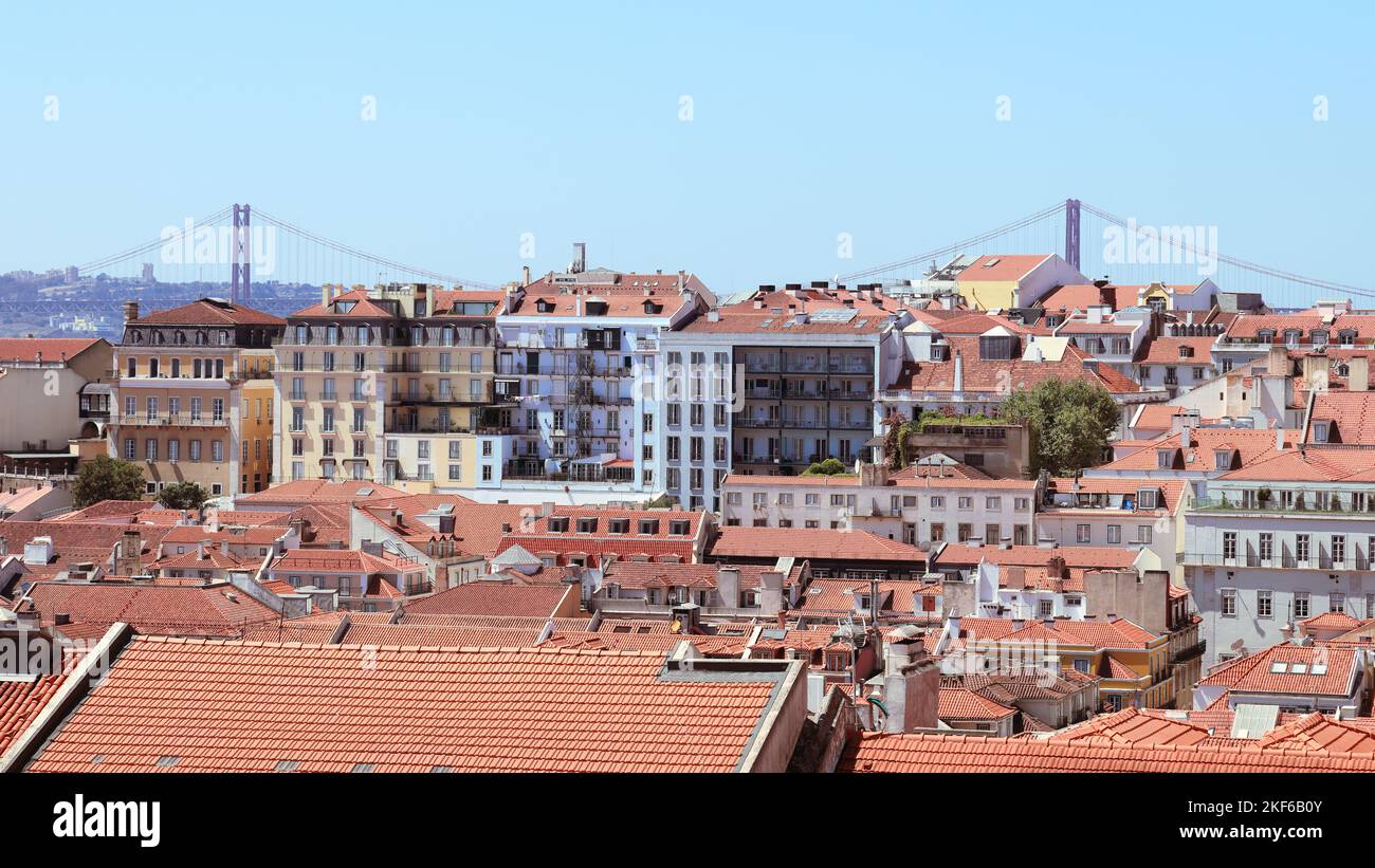 Lissabon, Hauptstadt von Portugal. Panorama mit Stadtarchitektur und ikonischer 25 de Abril Brücke, 25. der April Brücke. Stockfoto