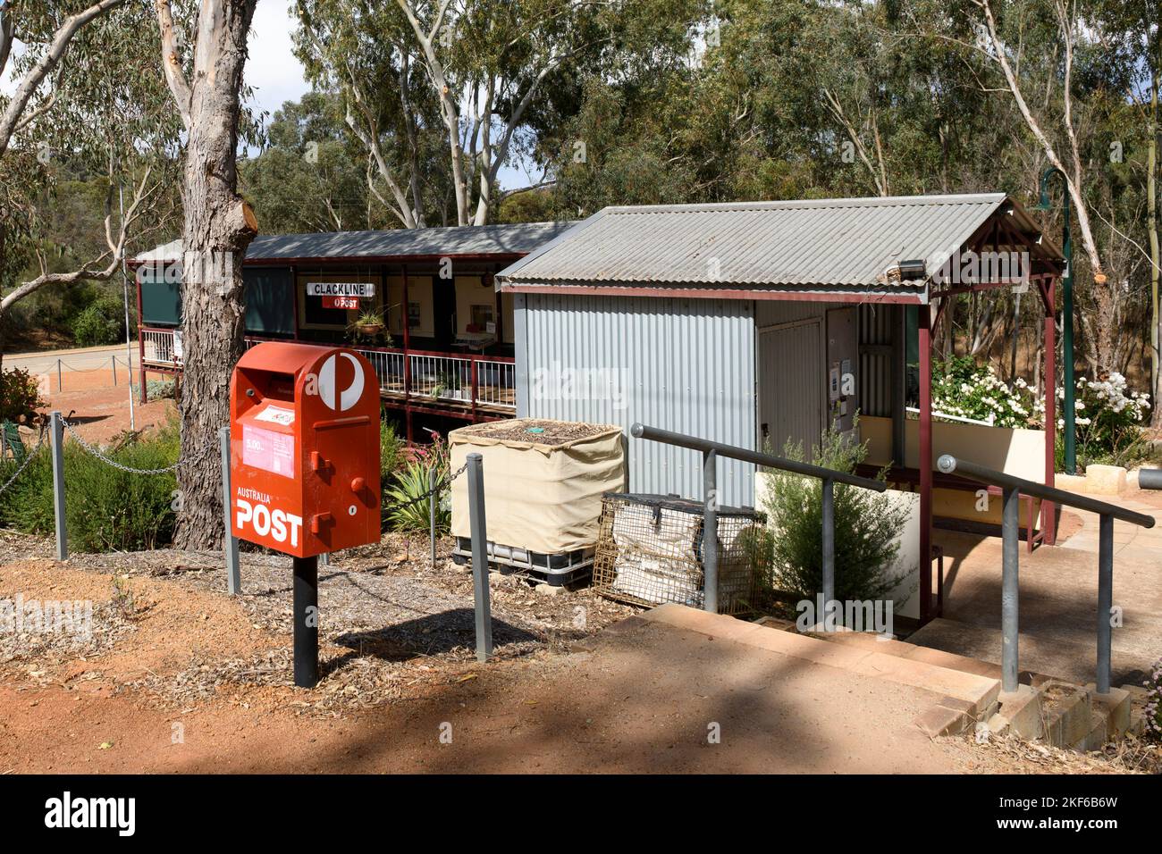 Eisenbahnwaggons, die in Post Office, Clackline, Western Australia, umgewandelt wurden Stockfoto