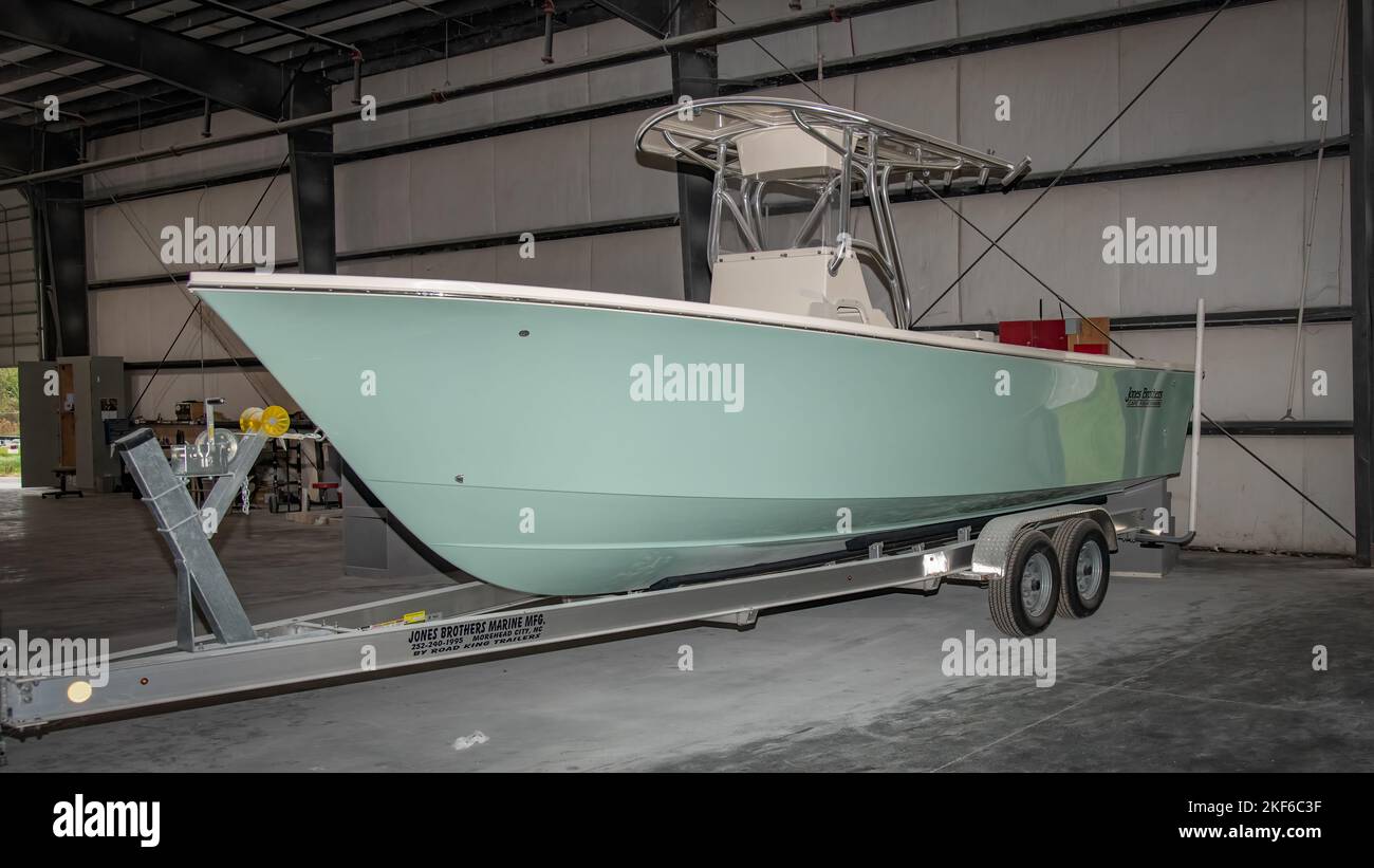 Ein Bild eines neu gebauten türkisfarbenen Bootes, das in einem Gebäude bereitsteht Stockfoto