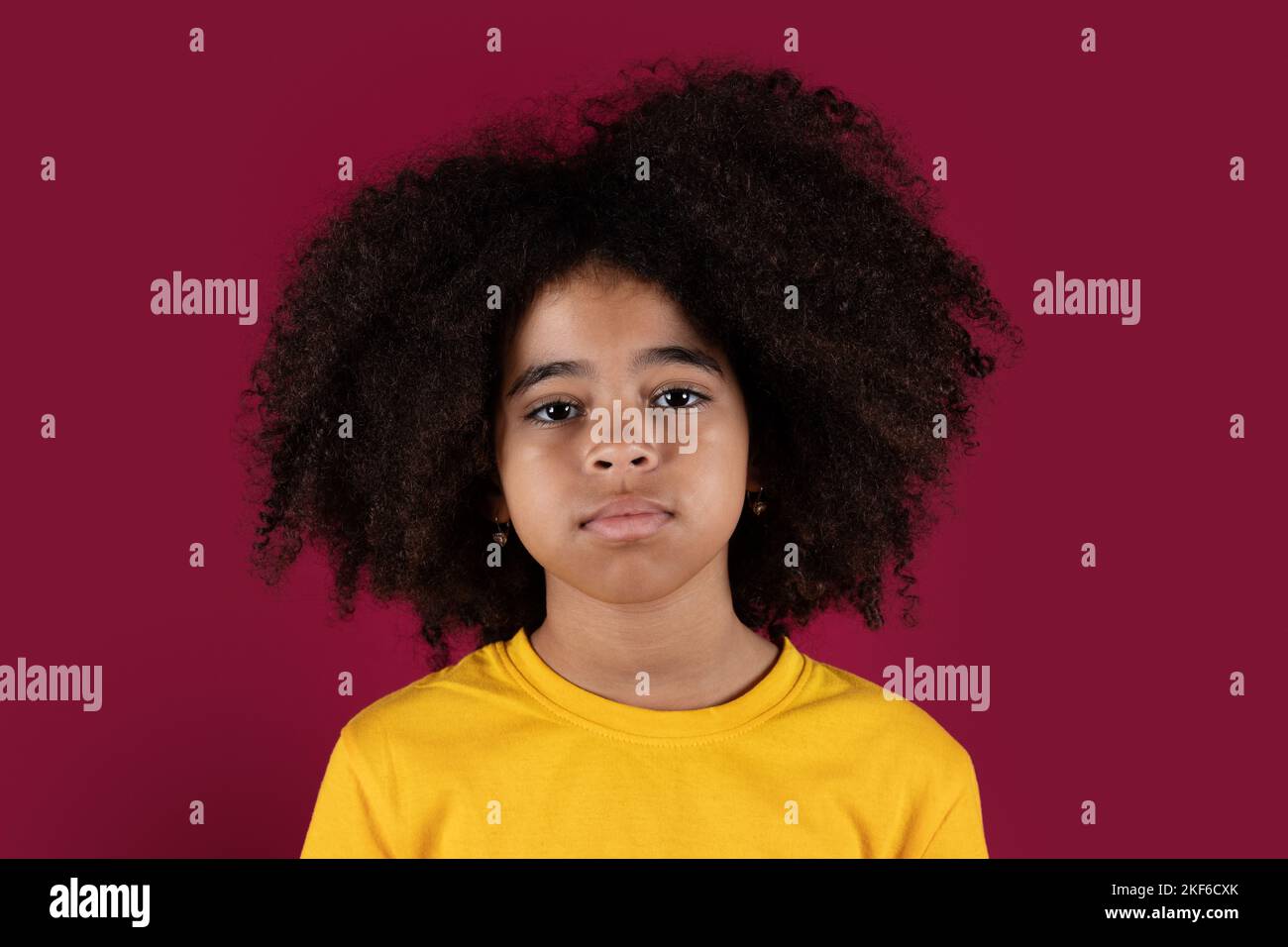 Porträt von lockigen schwarzen Kind über bunten Hintergrund Stockfoto