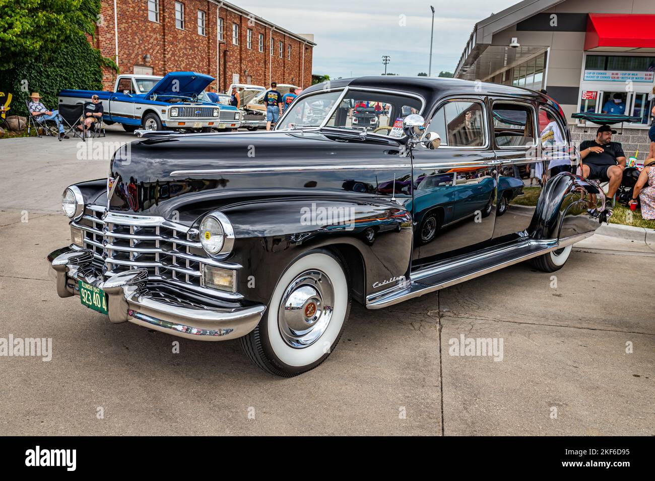 Des Moines, IA - 02. Juli 2022: Vorderansicht einer Cadillac Series 75 Fleetwood Limousine aus dem Jahr 1947 auf einer lokalen Automobilausstellung. Stockfoto