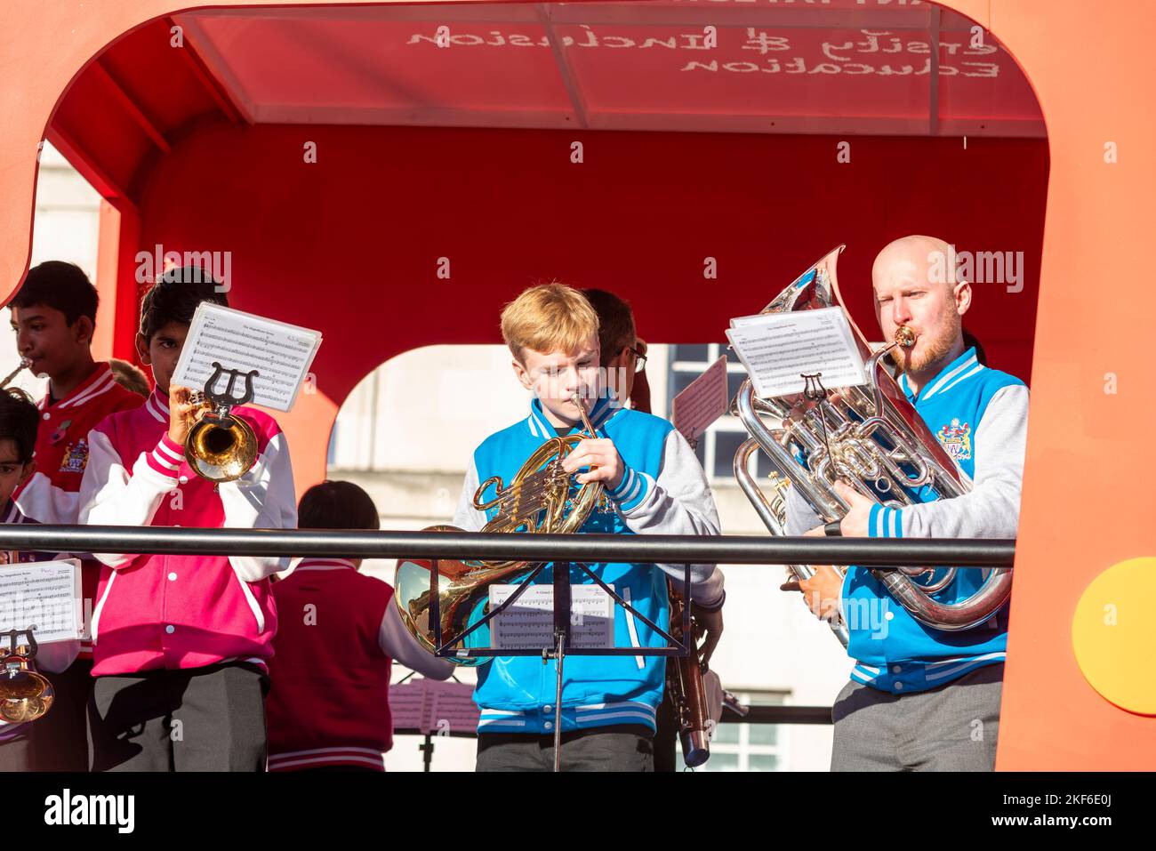 Junge Band spielt bei der Lord Mayor's Show Parade in der City of London, Großbritannien Stockfoto