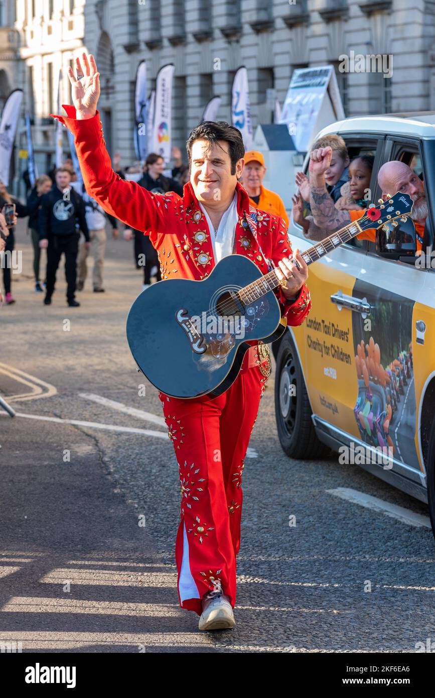 LONDON TAXI FAHRER WOHLTÄTIGKEITSORGANISATION FÜR KINDER bei der Lord Mayor's Show Parade in der City of London, Großbritannien. Elvis lookalike Stockfoto