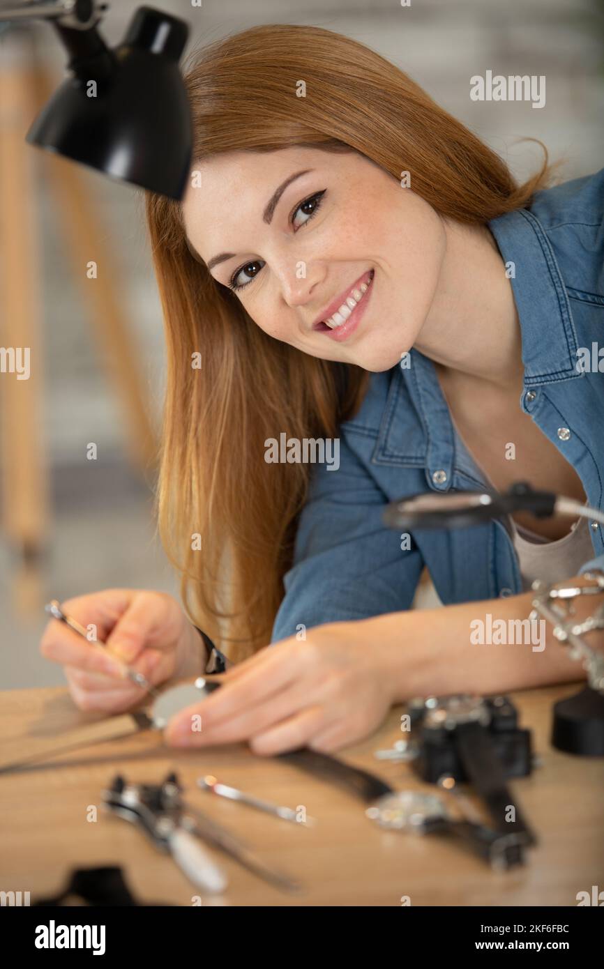 Weibliche Mitarbeiterin, die ein Armband ersetzt Stockfoto