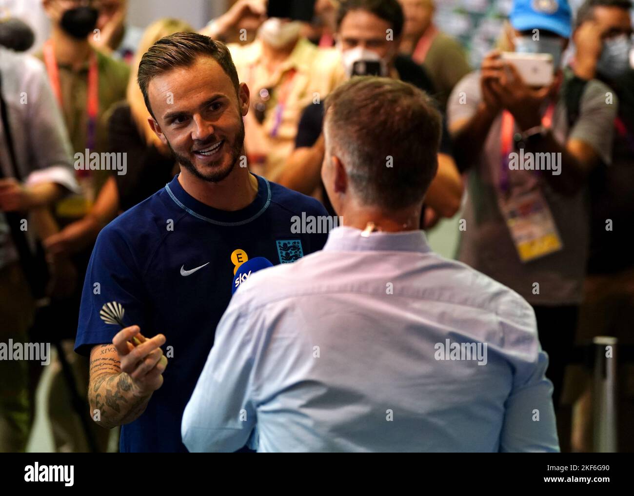 Der englische James Maddison spielt mit Rob Dorsett von Sky Sports im Vorfeld einer Pressekonferenz im Al Wakrah Sports Club, Stadium Al Wakrah, Katar, ein Darterspiel. Bilddatum: Mittwoch, 16. November 2022. Stockfoto