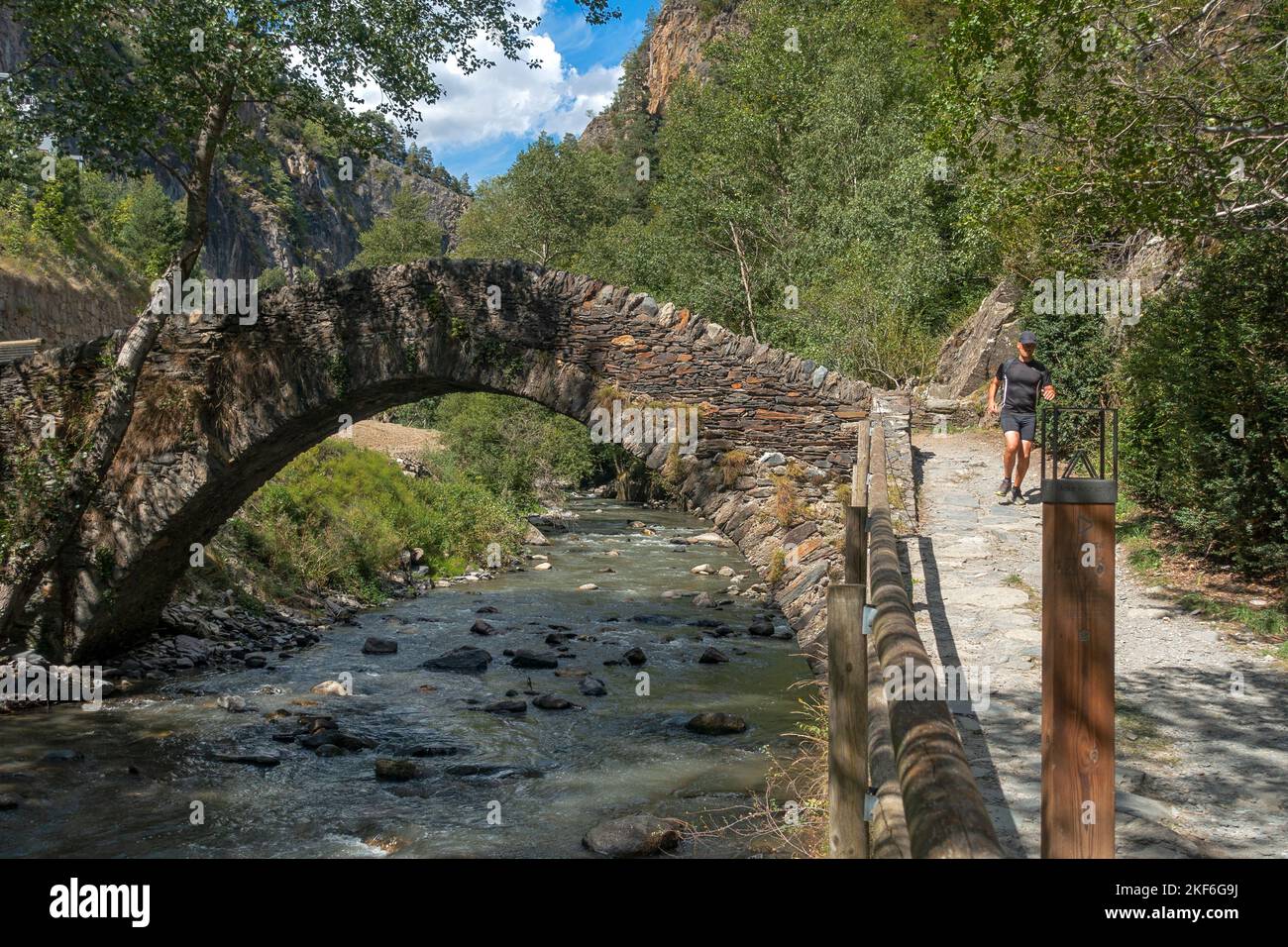 Sant Antoni Brücke. Valira Nord Fluss. La Massana. Andorra Stockfoto