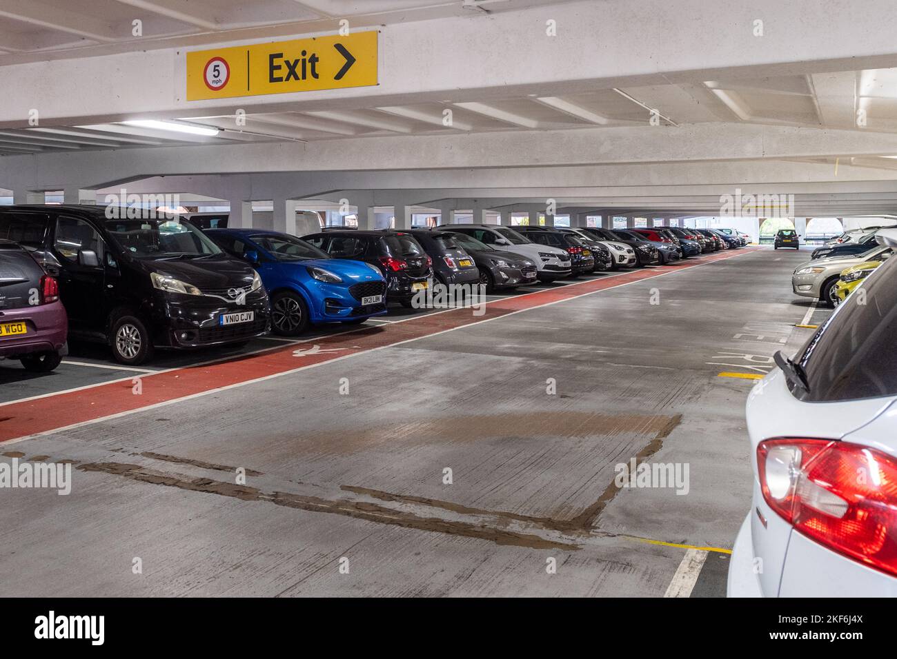 Geparkte Autos auf dem Belgrader Parkplatz im Stadtzentrum von Coventry, Großbritannien. Stockfoto