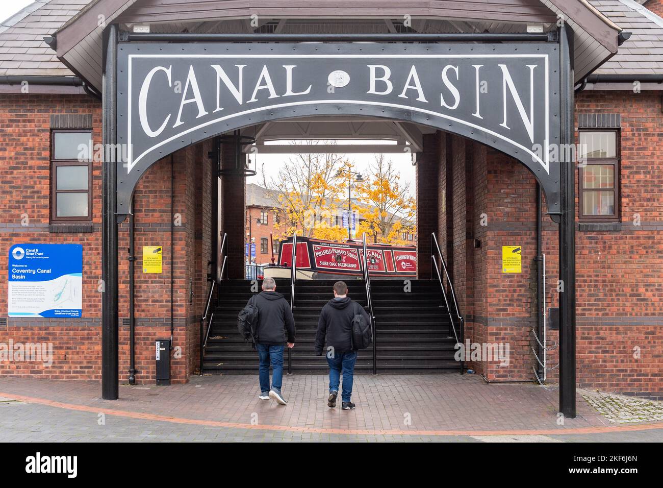 Eingang zum Canal Basin, Coventry City Centre, West Midlands, Großbritannien. Stockfoto