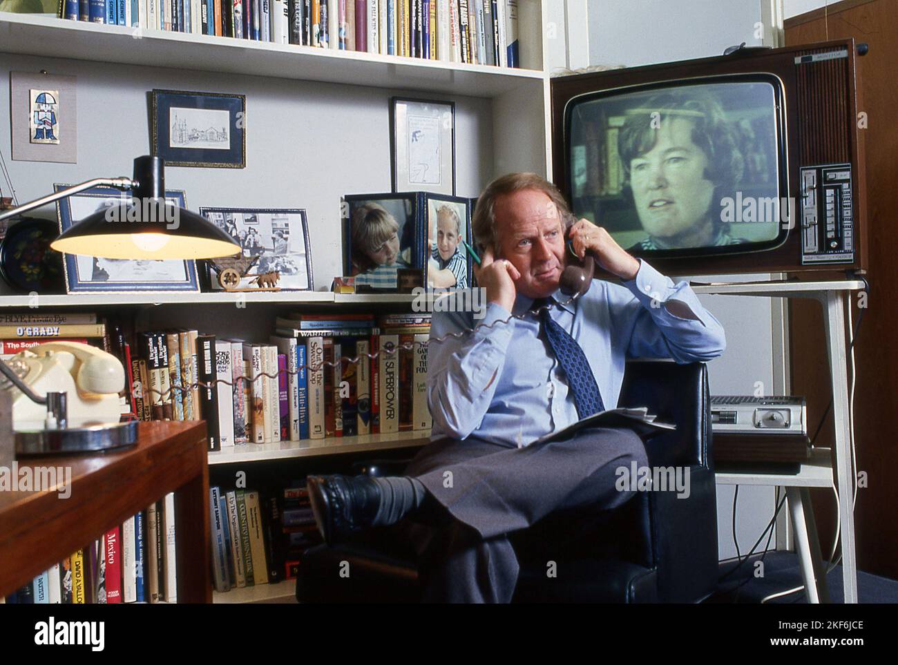 TV-Journalist, Filmemacher und TV-Geschäftsführer Desmond Wilcox zu Hause in London 1981 Stockfoto