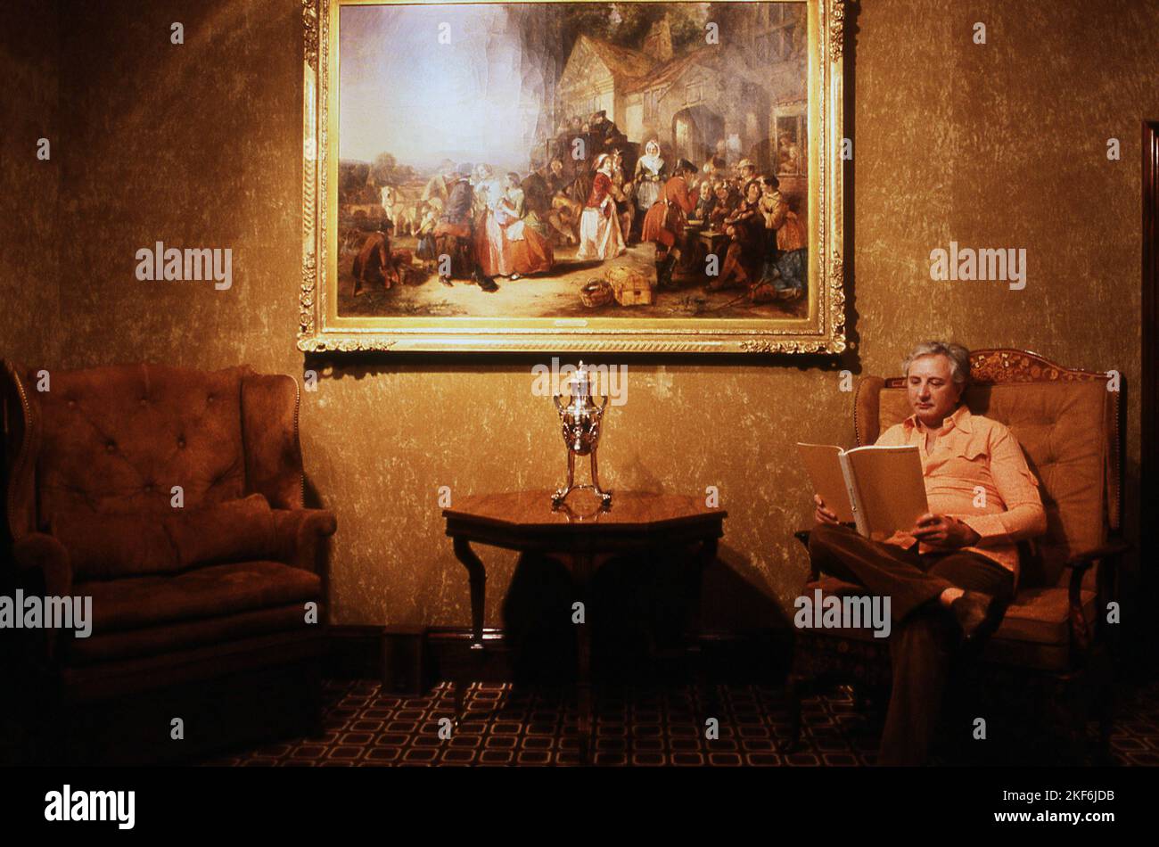 Filmproduzent Michael Winnerin bei seinem Haus in London 1983 Stockfoto