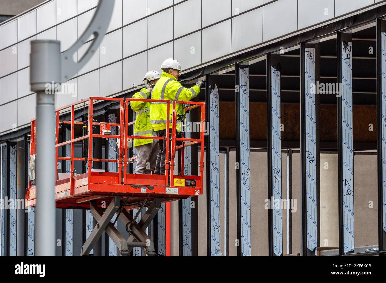 Arbeiter auf einem Kirschpflücker, der ein Gebäude in Coventry, West Midlands, Großbritannien, baut. Stockfoto