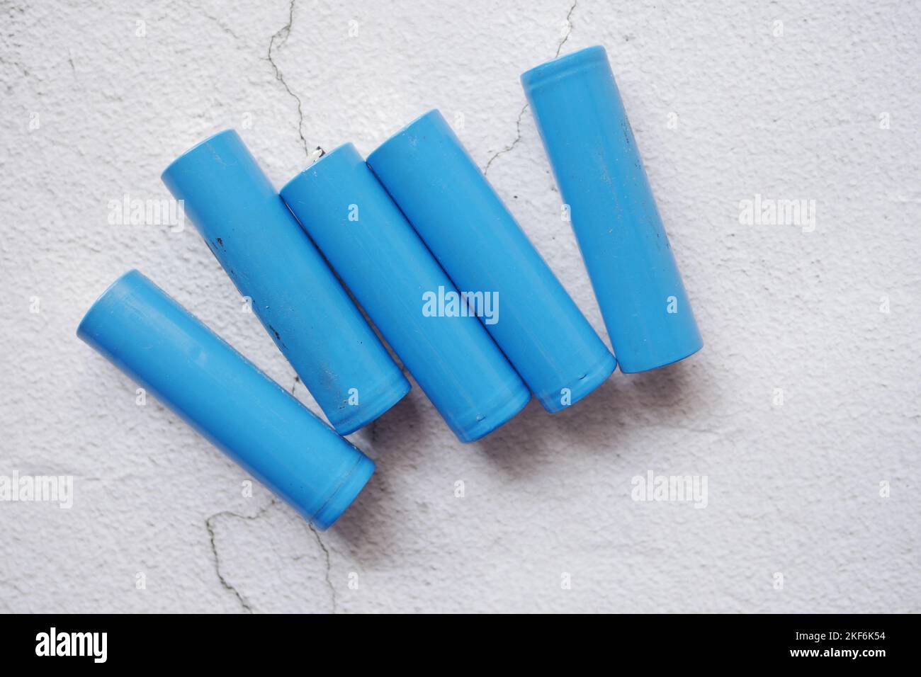 Nahaufnahme der Batterien auf dem Tisch Stockfoto